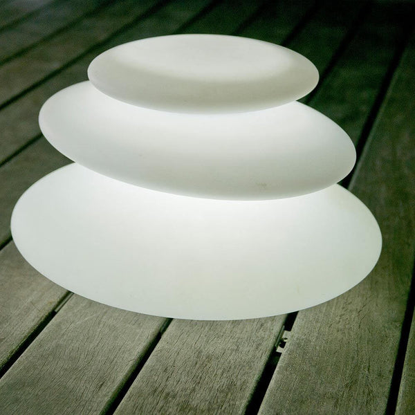 Accu LED decorlamp Zen met app-bediening op een houten tafel, zacht verlicht en stijlvol.