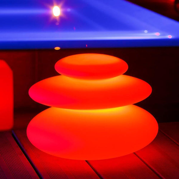 Accu LED decorlamp Zen met app-bediening in de vorm van een lichtgevende stenen opstelling bij het zwembad.
