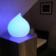 Akku LED-Dekoleuchte Dew in Tropfenform mit blauer Beleuchtung auf Tisch, gemütliche Atmosphäre.