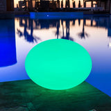 Akku-LED Designleuchte Flatball XXS in grün, ideal für stimmungsvolles Ambiente am Pool.