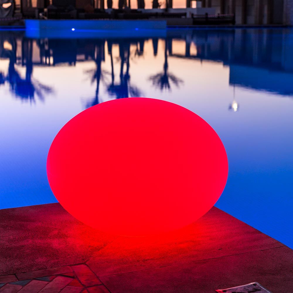 Akku-LED Designleuchte Flatball XXS in Rot, ideal für stimmungsvolle Beleuchtung im Freien oder Innenräumen.