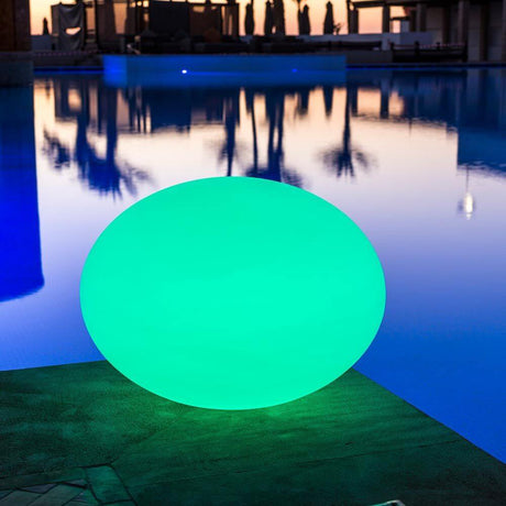 Akumulatorowa lampa LED Flatball z aplikacją, świecąca okrągła lampa przy basenie podczas zachodu słońca.