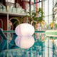 Akku LED-Designleuchte Flatball am Pool, bruchfest, witterungsbeständig und schwimmfähig, ideal für Garten und Terrasse.