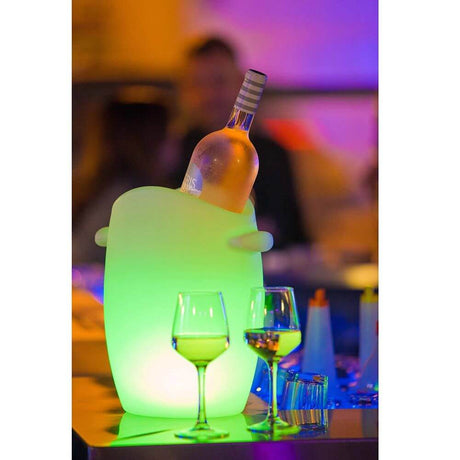 Raffreddatore per bottiglie Akku LED Fresh con controllo tramite app 33 cm in uso con ghiaccio luminoso e bicchieri da vino.