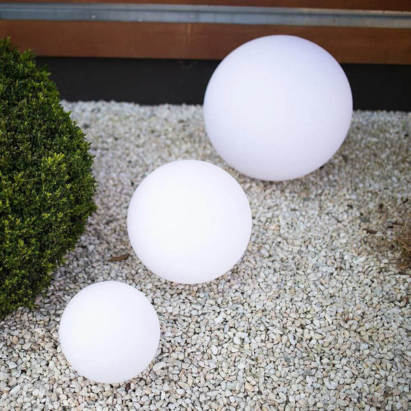 Rechargeable LED globe lamp Globe 50 cm with app control in various sizes decorated in the garden.