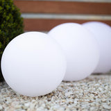 Akku LED-Kugellampe Globe 50cm in Garten, rund und beschichtet, ideal für stimmungsvolle Beleuchtung.