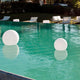 Akku LED-Kugellampe GLOBE schwimmend im Pool, ideal für Garten und Terrasse, bietet beeindruckendes Licht.