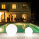 Akku LED-Kugellampe Globe 50cm beleuchtet den Gartenpool bei Nacht mit elegantem, modernem Design.