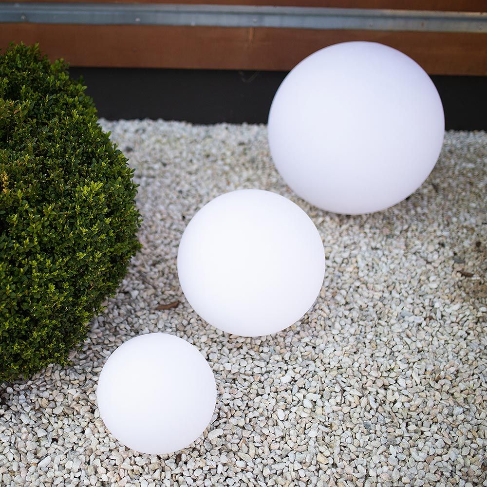 Akku LED-Lichtkugeln in verschiedenen Größen, perfekt für moderne Gartenbeleuchtung und entspannende Atmosphäre.