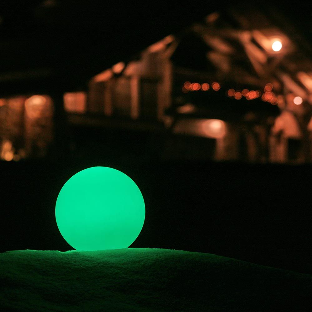 Akku LED-Lichtkugel in grün, leuchtend, ideal für entspannende Atmosphäre im Garten oder Innenbereich.