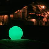 Akku LED-Lichtkugel in grün, leuchtend, ideal für entspannende Atmosphäre im Garten oder Innenbereich.