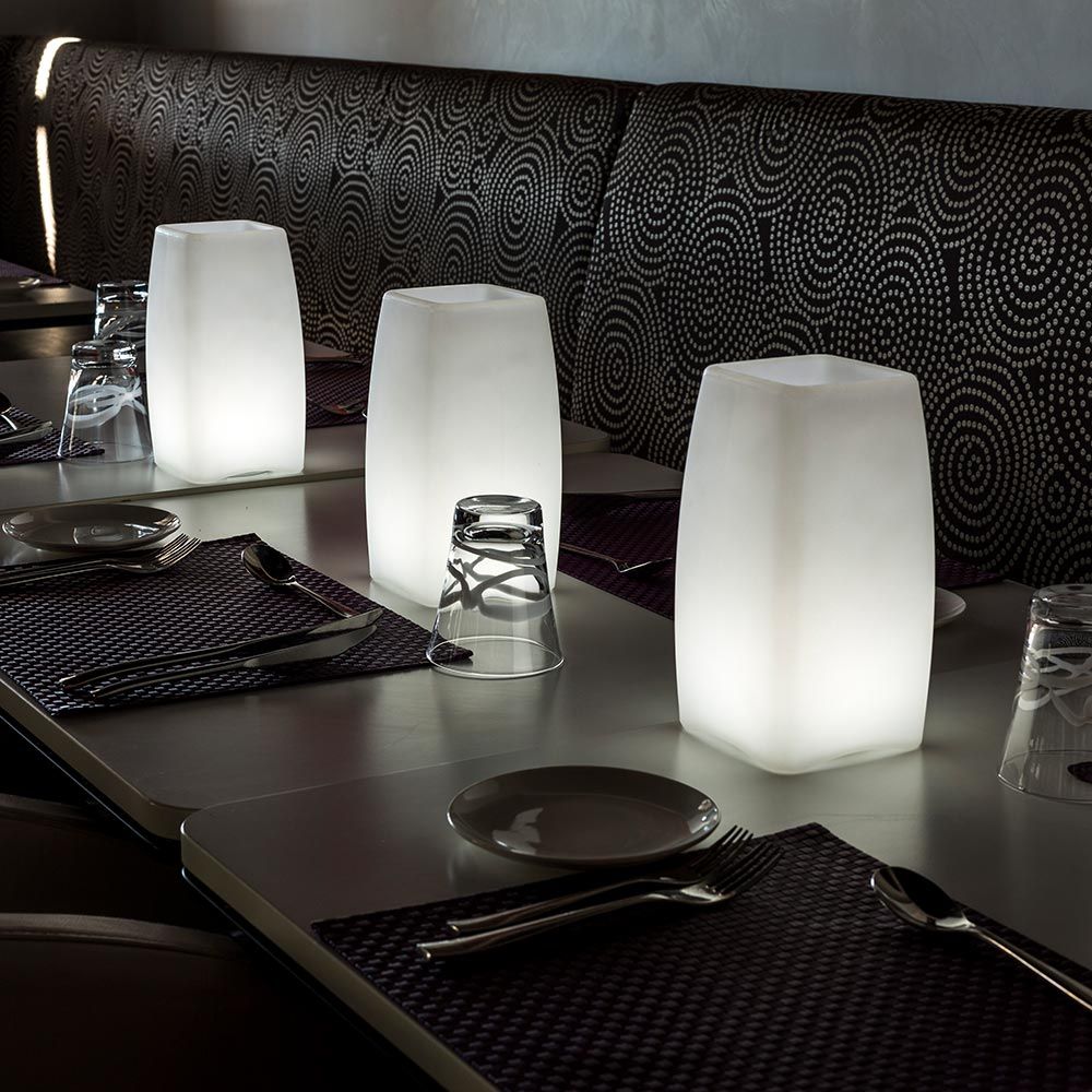 Akku LED Tischlampe Stele auf einem gedeckten Tisch, ideal für kreative Dekoration und Beleuchtung.