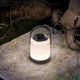 Akku LED Tischleuchte Clutch auf einer Landkarte, ideal für Outdoor-Aktivitäten und gemütliches Licht.