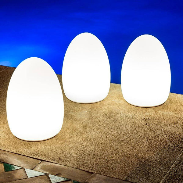Candeeiro de mesa a bateria LED Egg com controlo por app em design moderno e luz ambiente sobre a mesa.