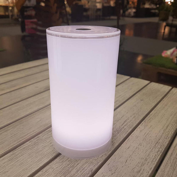 Batteridriven LED-bordslampa Tub USB-C med appstyrning på ett bord i elegant glasoptik (akryl), belyst.