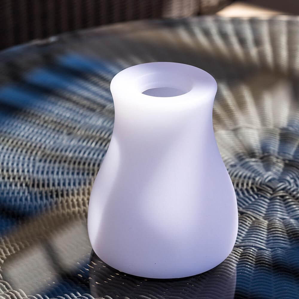 Akku LED-Tischvase Olio mit App-Steuerung auf einem Tisch, ideal für dekorative Beleuchtung mit Wasserbefüllung.