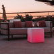 Akku LED Würfel Big-Cube in Rot, perfekt als Tisch oder Sitzwürfel auf einer eleganten Terrasse.