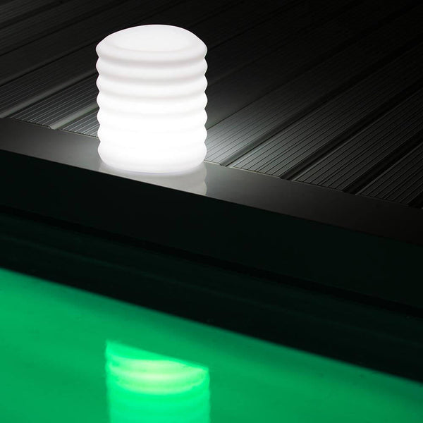 Akku-Lampion aufhängbare LED-Designleuchte mit App-Steuerung, moderne Leuchte in Weiß auf reflektierendem Untergrund.