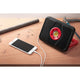 Akkulampe Worklight Schwarz und Rot auf Holzoberfläche, mobil im Einsatz als Powerbank.