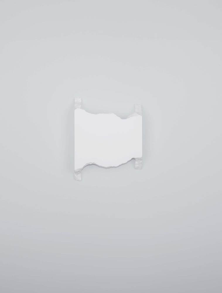 Alas LED Wandleuchte 3000K an einer grauen Wand, schlichtes und modernes Design in Weiß.