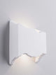 Alas LED Wandleuchte 3000K an einer Wand installiert, skulpturales Design mit indirekter Beleuchtung.