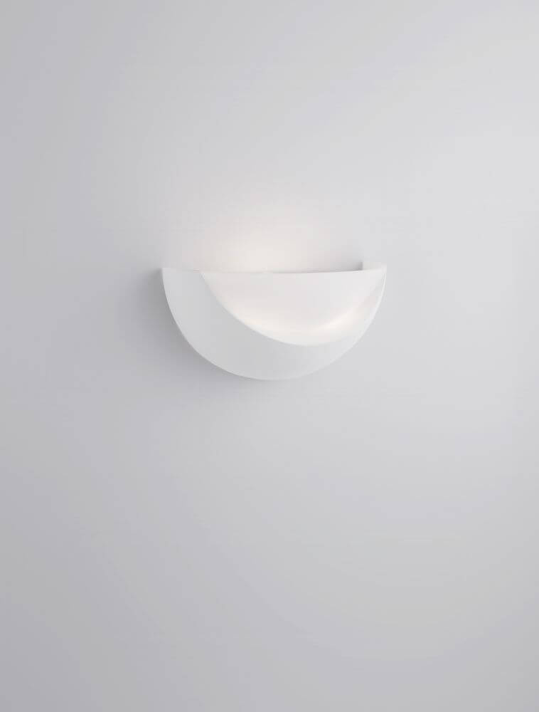 Alas Wandleuchte E14 an einer Wand installiert, modernes und minimalistisches Design.