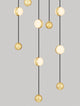 Alcinoe LED Pendelleuchte Ø 38cm in eleganten goldenen Kugeln an schwarzen Drähten.