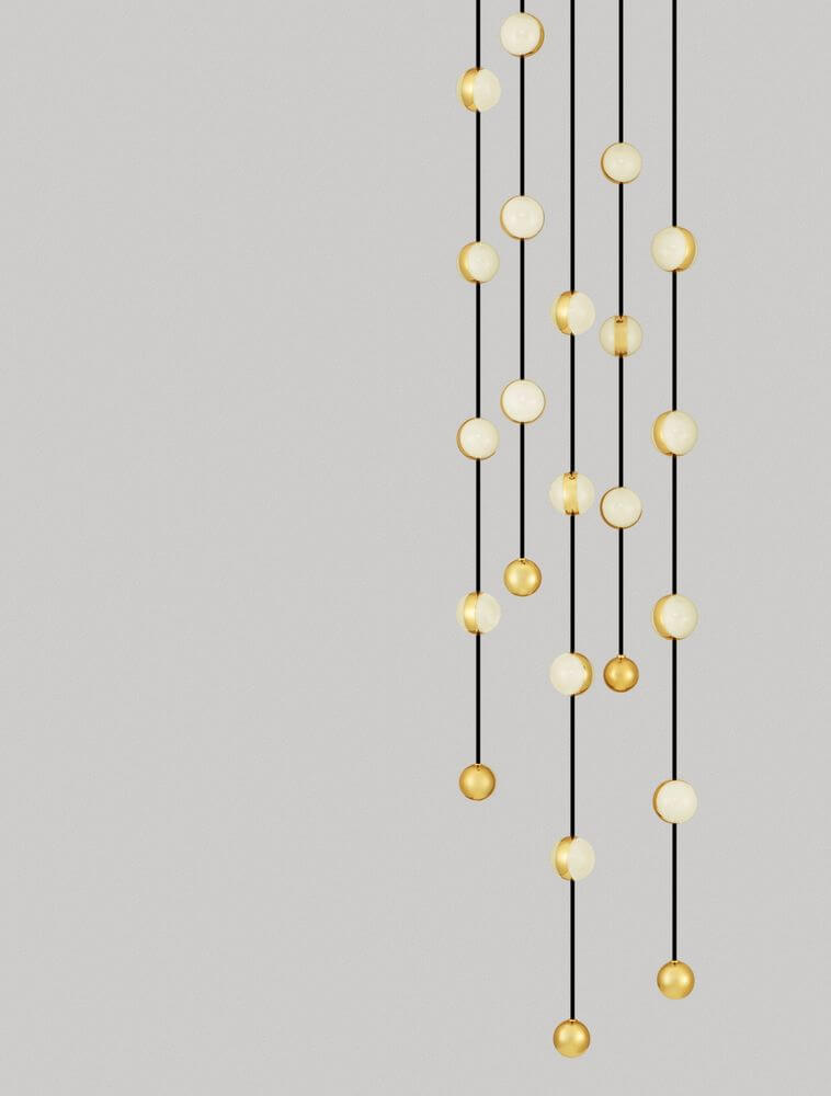 Alcinoe LED Pendelleuchte Ø 38cm mit goldenen und weißen Lichtpunkten auf schwarzen Drähten.