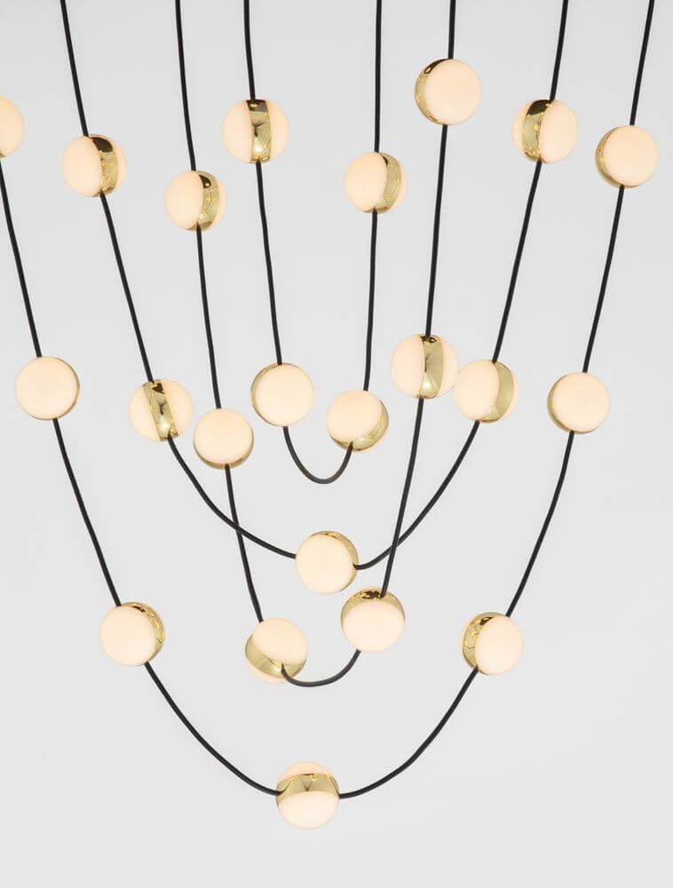 Alcinoe LED Pendelleuchte Ø 84cm, moderne Deckenleuchte mit goldenem Dekor und LED-Beleuchtung.