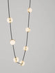 Alcinoe LED Pendelleuchte 3000K Schwarz, Gold mit modernen, goldenen und weißen Kugeln.