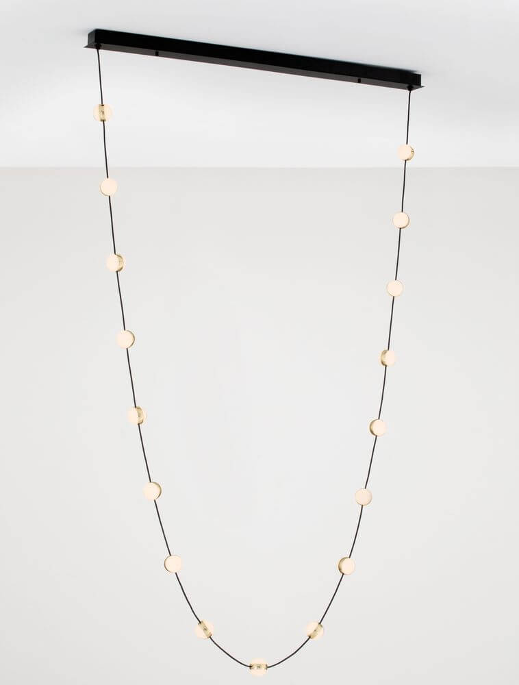 Alcinoe LED Pendelleuchte 3000K Schwarz, Gold hängend über einem einfarbigen Hintergrund.