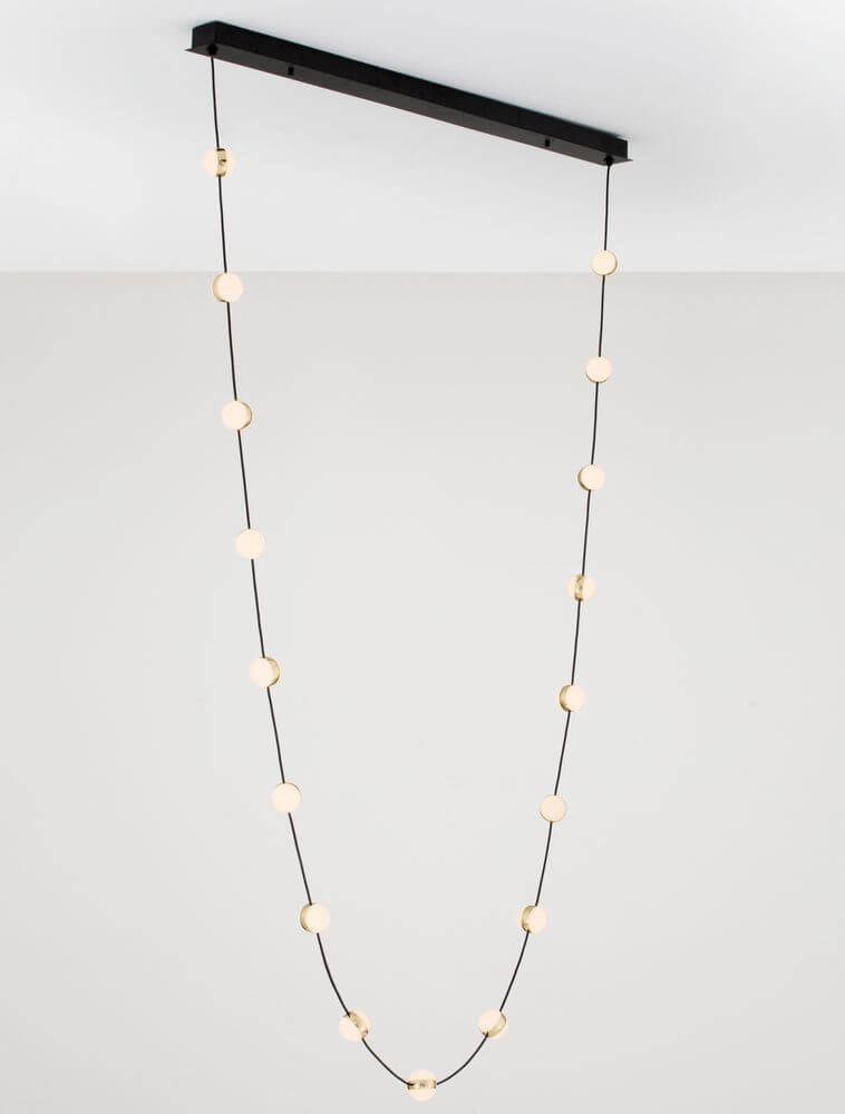 Alcinoe LED Pendelleuchte 3000K Schwarz, Gold über einem minimalistischen Raum. Elegantes Design mit dimmbarer Funktion.