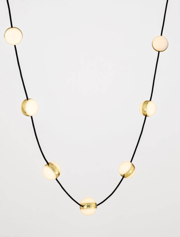 Alcinoe LED Pendelleuchte 3000K Schwarz, Gold mit eleganten Goldakzenten und weißen Kugeln.