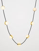 Alcinoe LED Pendelleuchte 3000K Schwarz, Gold mit eleganten Goldakzenten und weißen Kugeln.