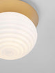 Allen Deckenleuchte E27 Gold, Weiß mit kugelförmigem Leuchtkörper aus opalem Glas.