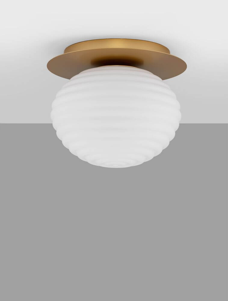 Allen Deckenleuchte E27 Gold, Weiß mit kugelförmigem opalem Glas und goldenen Elementen.