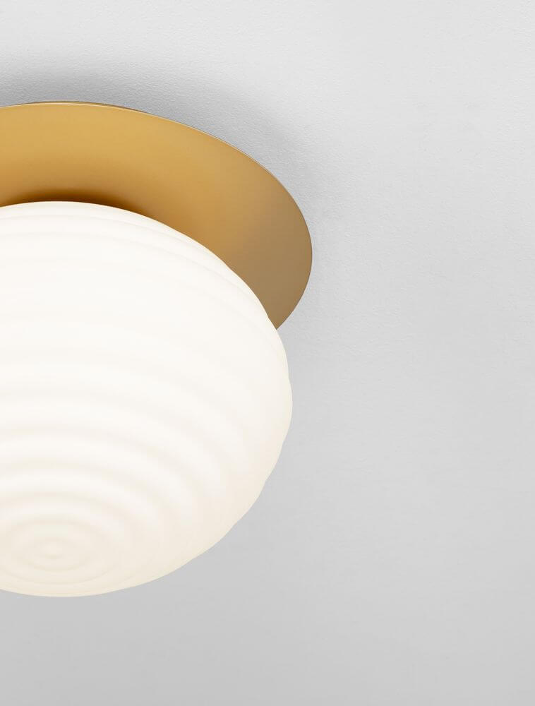 Allen Deckenleuchte E27 Gold, Weiß - Schickes Design mit opalem Glas und goldener Montageplatte.