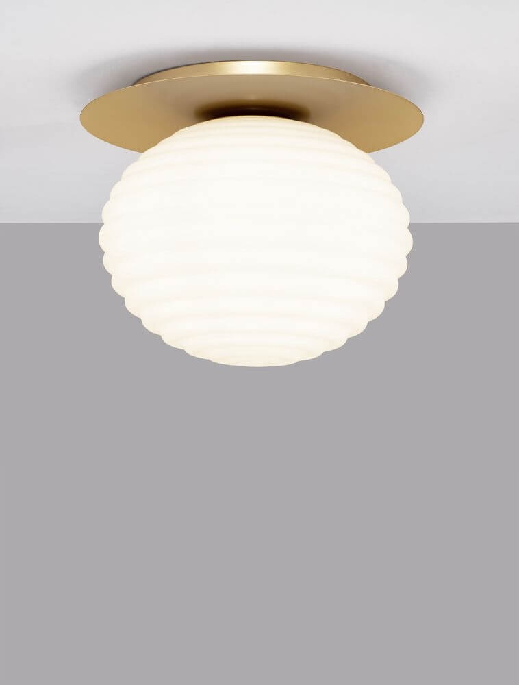 Allen Deckenleuchte E27 Gold, Weiß - stilvolle Deckenlampe mit kugelförmigem, opalem Glas und goldener Halterung.