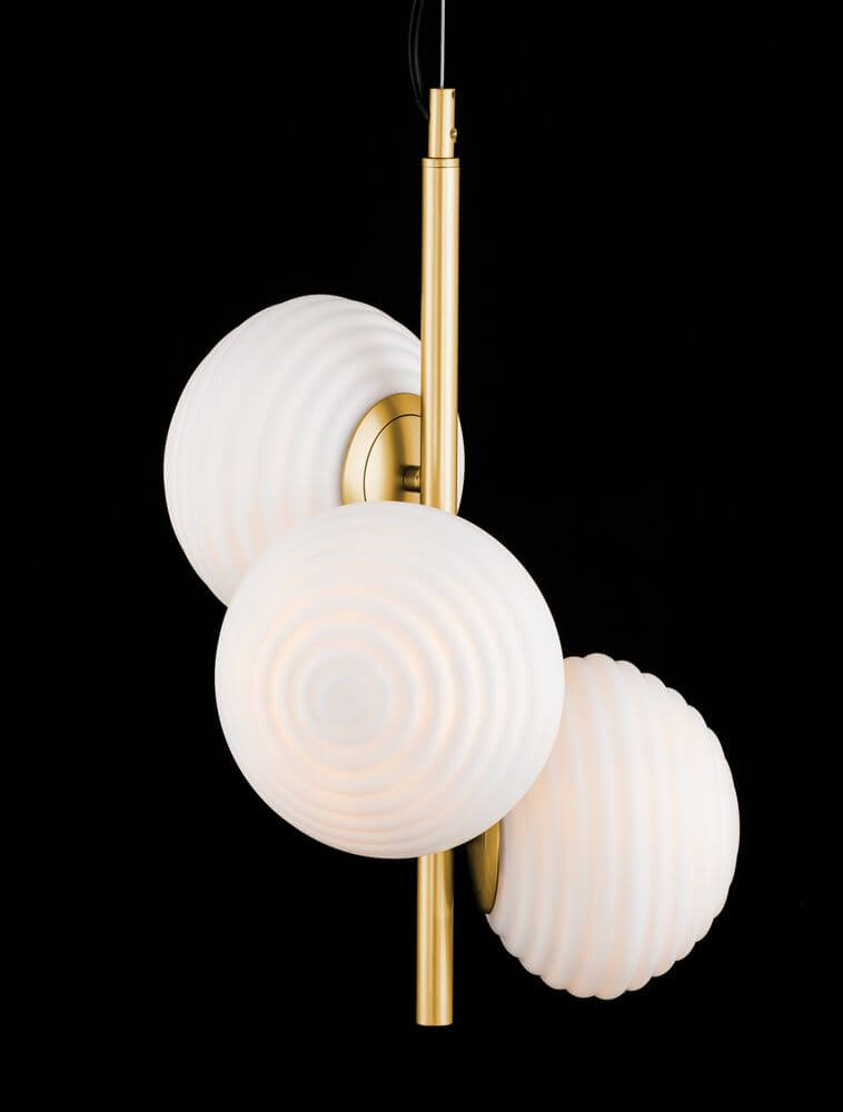Allen Pendelleuchte 3-flammig Ø 32,5cm mit stilvollem Design aus mundgeblasenem Glas und goldener Aufhängung.