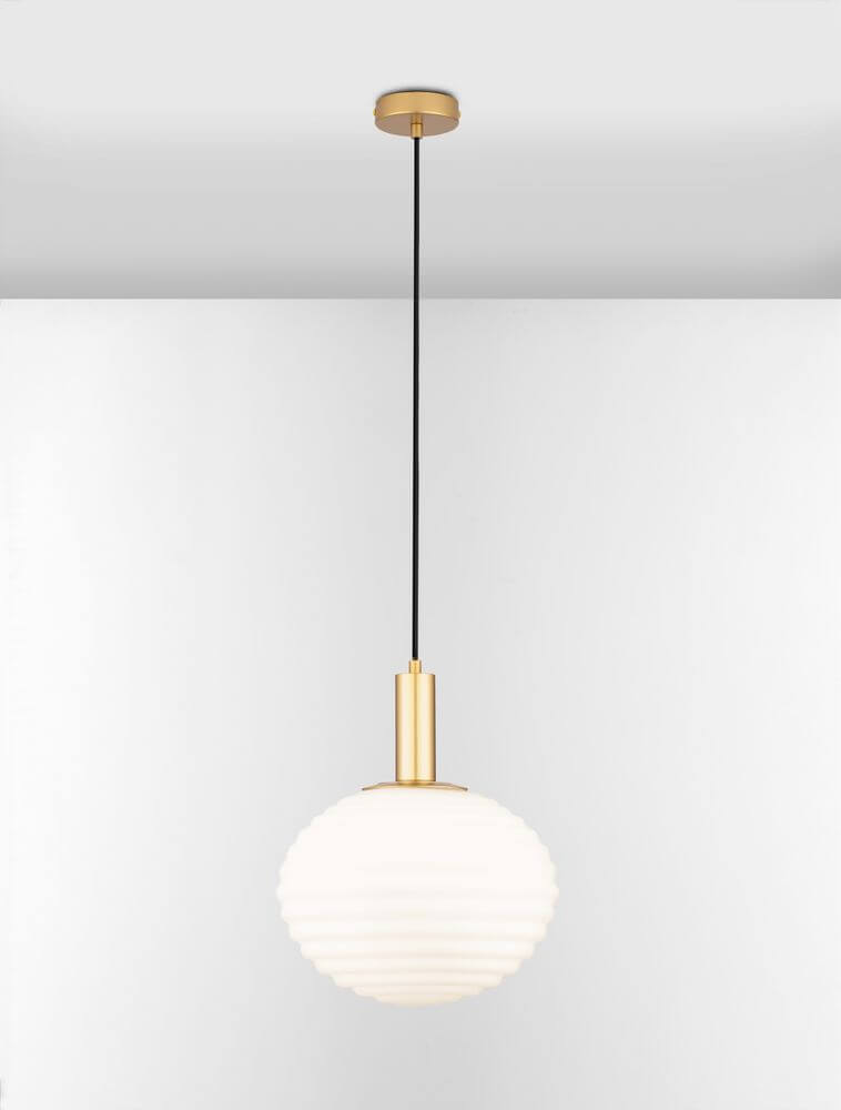 Allen Pendelleuchte E27 Gold, Weiß mit mattem Opalglas und elegantem Design, hängend im Raum.