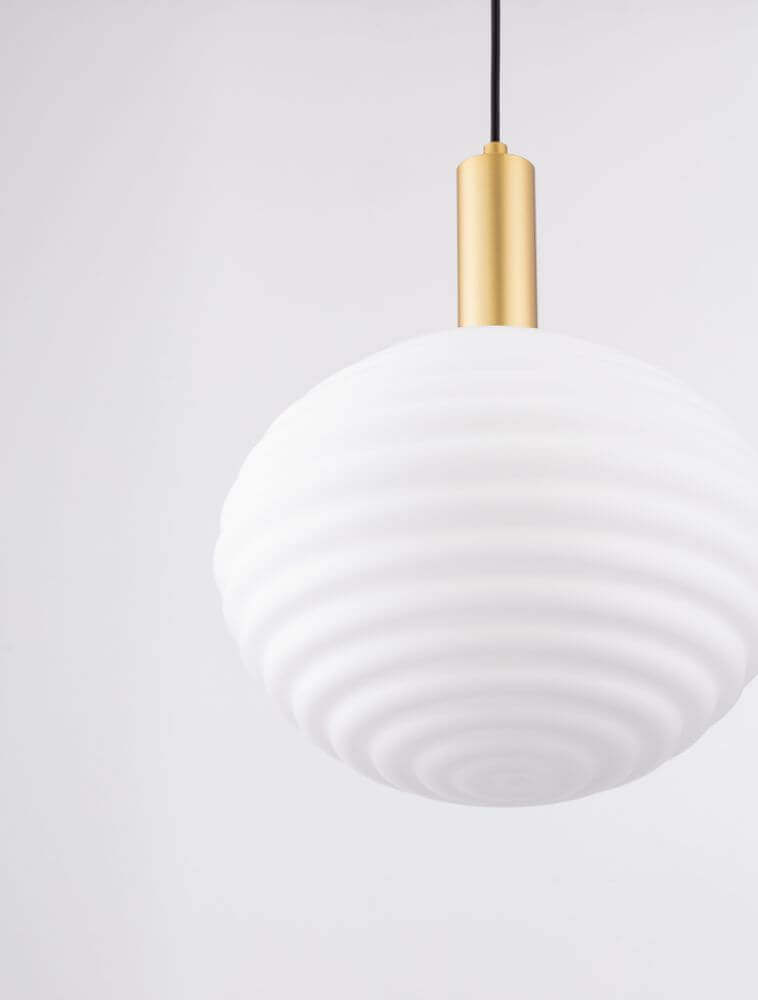 Allen Pendelleuchte E27 Gold, Weiß mit opalglas Lampenschirm und elegantem goldenen Aufhänger.