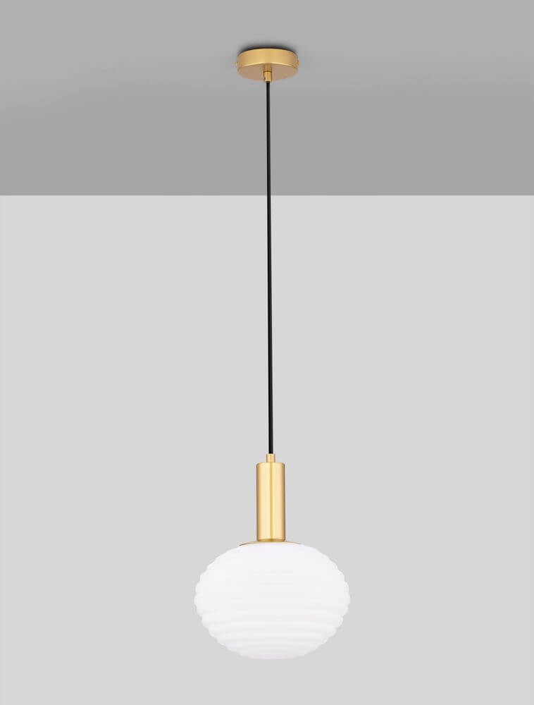 Allen Pendelleuchte E27 Gold, Weiß hängt von der Decke mit mattem Opalglas-Schirm.