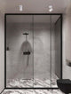 Alma Deckenleuchte GU10 IP44 in modernem Badezimmer mit Glasdusche und marmornem Boden.