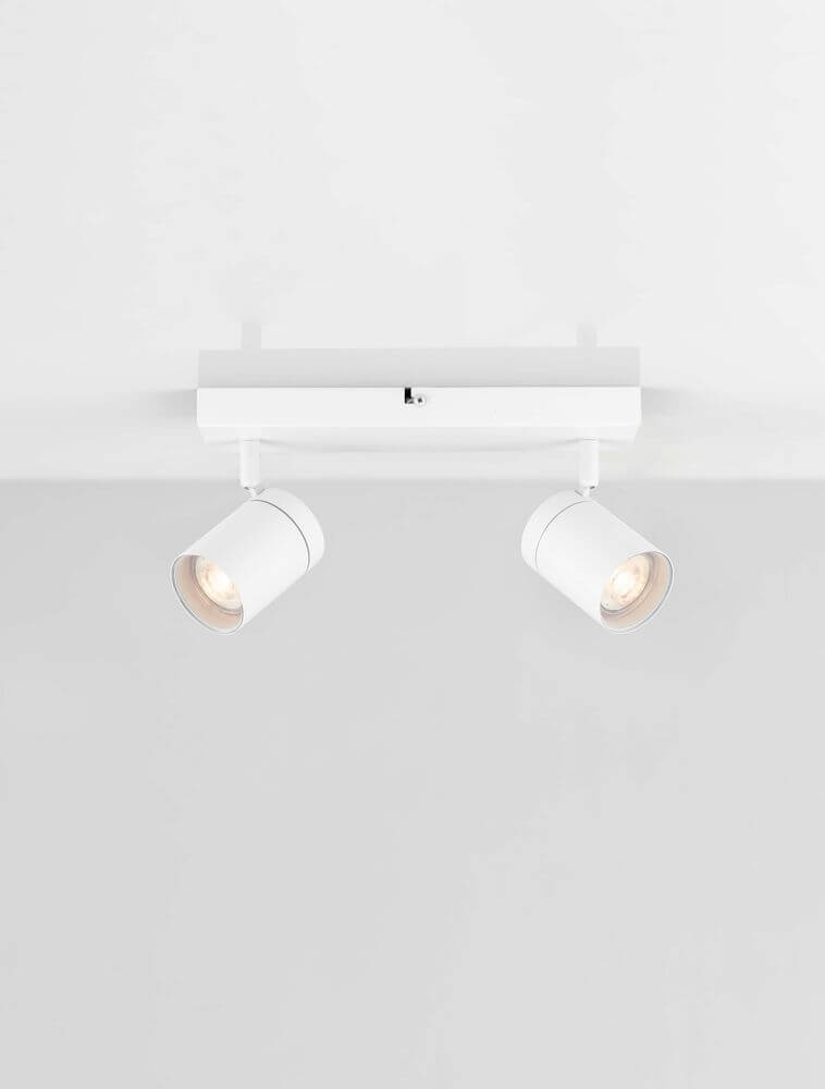 Alma Deckenleuchte GU10 2-flammig IP44 mit weißen Spotlights an Decke montiert