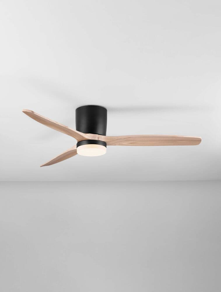 Aloa LED Ventilator mit einem Durchmesser von 132cm, Holzblätter und moderner Schwarz-Weiß-Optik.