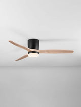 Aloa LED Ventilator mit einem Durchmesser von 132cm, Holzblätter und moderner Schwarz-Weiß-Optik.