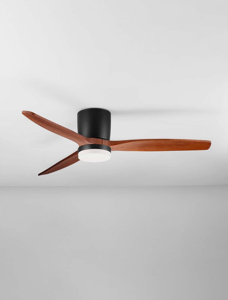Aloa LED Ventilator Ø 132cm mit Holzblättern und schwarzem Gehäuse, ideal für moderne Innenräume.