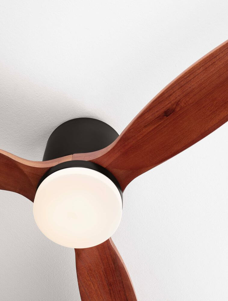 Aloa LED Ventilator Ø 132cm mit Holzblättern und modernem Design, ideal für stilvolle Innenräume.