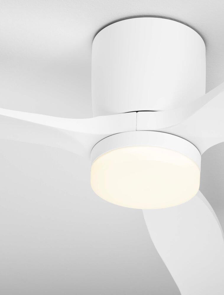 Aloa LED Ventilator Ø 132cm mit modernem Design und integrierter Beleuchtung in elegantem Weiß.