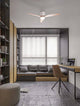 Aloa LED Ventilator Ø 132cm in modernem Zimmer mit Sofa und Bücherregal, sorgt für optimalen Luftfluss und stilvolle Beleuchtung.